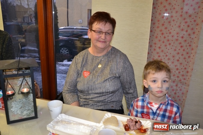 Zdjęcie w galerii na portalu naszraciborz.pl: Studio Sztuki Fryzjerskiej Luiza z Tworkowa strzygło i modelowało w rytm Wielkiej Orkiestry Świątecznej Pomocy wiadomości z regionu