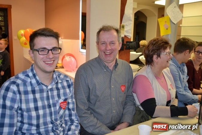 Zdjęcie w galerii na portalu naszraciborz.pl: Studio Sztuki Fryzjerskiej Luiza z Tworkowa strzygło i modelowało w rytm Wielkiej Orkiestry Świątecznej Pomocy wiadomości z regionu