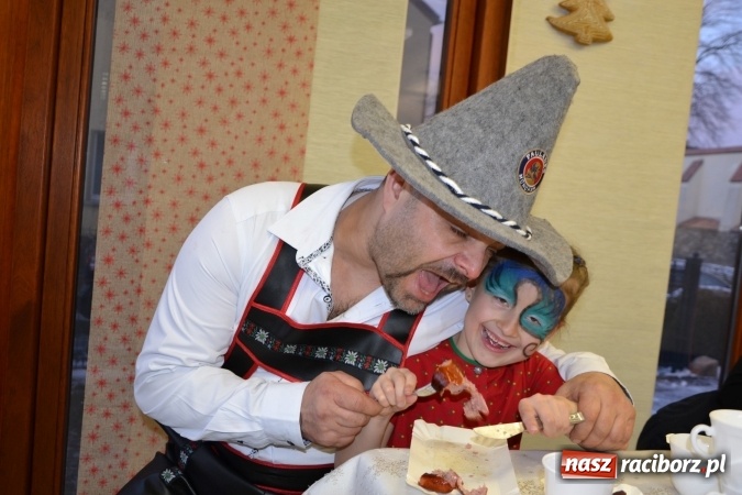 Zdjęcie w galerii na portalu naszraciborz.pl: Studio Sztuki Fryzjerskiej Luiza z Tworkowa strzygło i modelowało w rytm Wielkiej Orkiestry Świątecznej Pomocy wiadomości z regionu