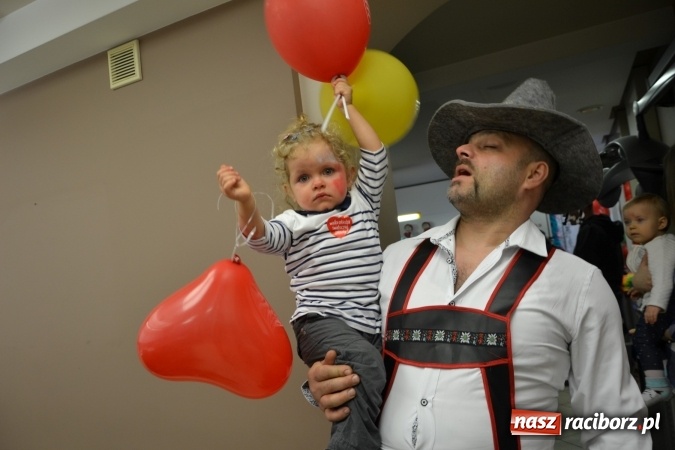 Zdjęcie w galerii na portalu naszraciborz.pl: Studio Sztuki Fryzjerskiej Luiza z Tworkowa strzygło i modelowało w rytm Wielkiej Orkiestry Świątecznej Pomocy wiadomości z regionu