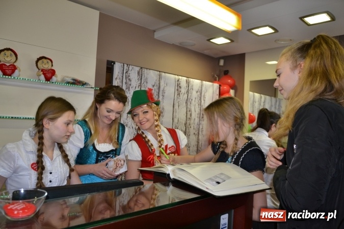 Zdjęcie w galerii na portalu naszraciborz.pl: Studio Sztuki Fryzjerskiej Luiza z Tworkowa strzygło i modelowało w rytm Wielkiej Orkiestry Świątecznej Pomocy wiadomości z regionu