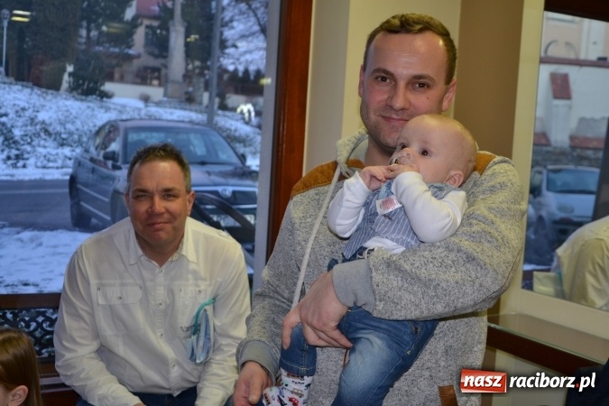 Zdjęcie w galerii na portalu naszraciborz.pl: Studio Sztuki Fryzjerskiej Luiza z Tworkowa strzygło i modelowało w rytm Wielkiej Orkiestry Świątecznej Pomocy wiadomości z regionu