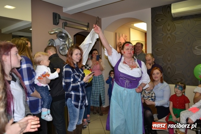 Zdjęcie w galerii na portalu naszraciborz.pl: Studio Sztuki Fryzjerskiej Luiza z Tworkowa strzygło i modelowało w rytm Wielkiej Orkiestry Świątecznej Pomocy wiadomości z regionu