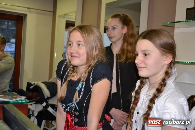 Zdjęcie w galerii na portalu naszraciborz.pl: Studio Sztuki Fryzjerskiej Luiza z Tworkowa strzygło i modelowało w rytm Wielkiej Orkiestry Świątecznej Pomocy wiadomości z regionu