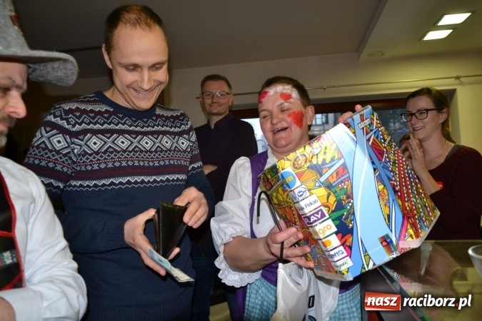 Zdjęcie w galerii na portalu naszraciborz.pl: Studio Sztuki Fryzjerskiej Luiza z Tworkowa strzygło i modelowało w rytm Wielkiej Orkiestry Świątecznej Pomocy wiadomości z regionu