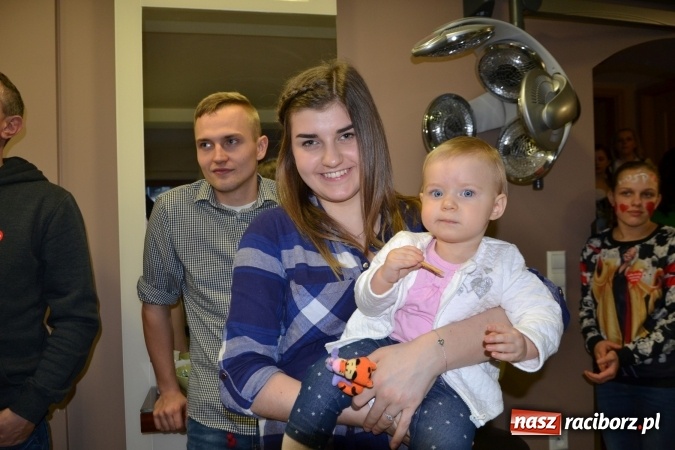 Zdjęcie w galerii na portalu naszraciborz.pl: Studio Sztuki Fryzjerskiej Luiza z Tworkowa strzygło i modelowało w rytm Wielkiej Orkiestry Świątecznej Pomocy wiadomości z regionu