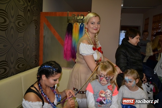 Zdjęcie w galerii na portalu naszraciborz.pl: Studio Sztuki Fryzjerskiej Luiza z Tworkowa strzygło i modelowało w rytm Wielkiej Orkiestry Świątecznej Pomocy wiadomości z regionu