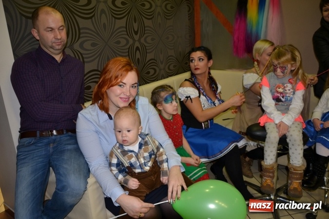 Zdjęcie w galerii na portalu naszraciborz.pl: Studio Sztuki Fryzjerskiej Luiza z Tworkowa strzygło i modelowało w rytm Wielkiej Orkiestry Świątecznej Pomocy wiadomości z regionu