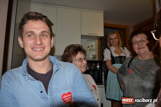 Zdjęcie w galerii na portalu naszraciborz.pl: Studio Sztuki Fryzjerskiej Luiza z Tworkowa strzygło i modelowało w rytm Wielkiej Orkiestry Świątecznej Pomocy wiadomości z regionu