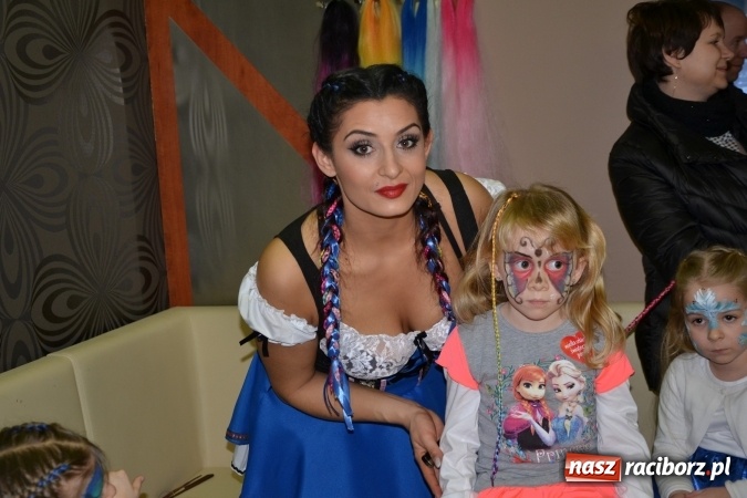 Zdjęcie w galerii na portalu naszraciborz.pl: Studio Sztuki Fryzjerskiej Luiza z Tworkowa strzygło i modelowało w rytm Wielkiej Orkiestry Świątecznej Pomocy wiadomości z regionu