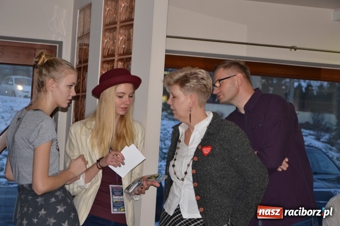 Zdjęcie w galerii na portalu naszraciborz.pl: Studio Sztuki Fryzjerskiej Luiza z Tworkowa strzygło i modelowało w rytm Wielkiej Orkiestry Świątecznej Pomocy wiadomości z regionu