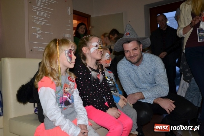 Zdjęcie w galerii na portalu naszraciborz.pl: Studio Sztuki Fryzjerskiej Luiza z Tworkowa strzygło i modelowało w rytm Wielkiej Orkiestry Świątecznej Pomocy wiadomości z regionu