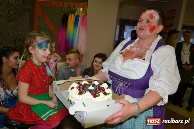 Zdjęcie w galerii na portalu naszraciborz.pl: Studio Sztuki Fryzjerskiej Luiza z Tworkowa strzygło i modelowało w rytm Wielkiej Orkiestry Świątecznej Pomocy wiadomości z regionu