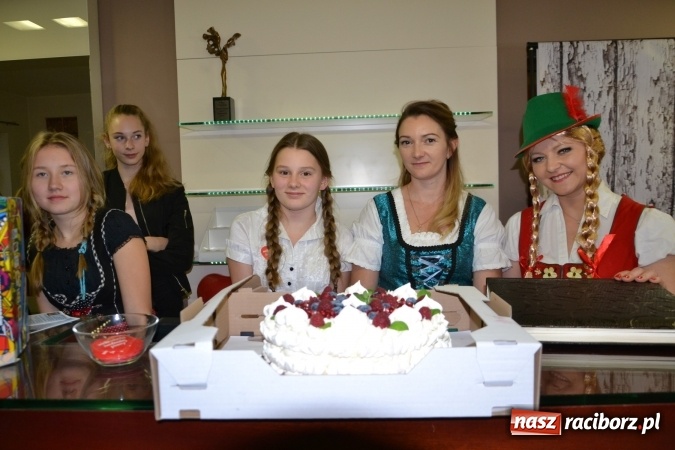 Zdjęcie w galerii na portalu naszraciborz.pl: Studio Sztuki Fryzjerskiej Luiza z Tworkowa strzygło i modelowało w rytm Wielkiej Orkiestry Świątecznej Pomocy wiadomości z regionu