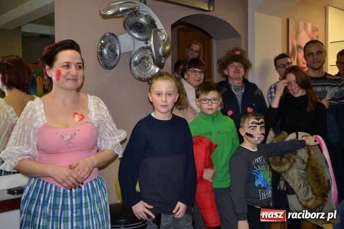 Zdjęcie w galerii na portalu naszraciborz.pl: Studio Sztuki Fryzjerskiej Luiza z Tworkowa strzygło i modelowało w rytm Wielkiej Orkiestry Świątecznej Pomocy wiadomości z regionu
