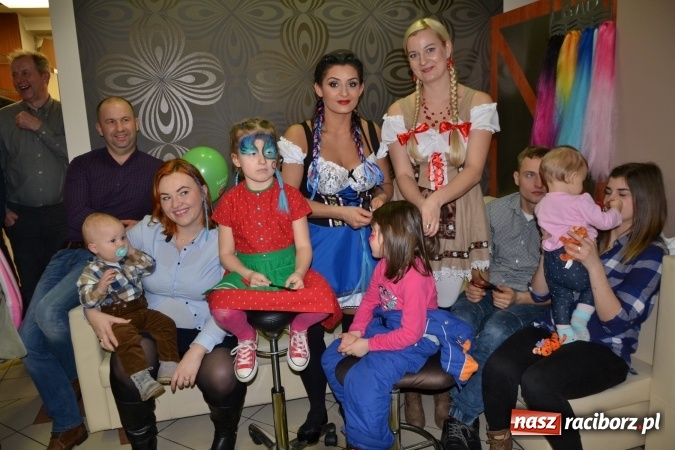 Zdjęcie w galerii na portalu naszraciborz.pl: Studio Sztuki Fryzjerskiej Luiza z Tworkowa strzygło i modelowało w rytm Wielkiej Orkiestry Świątecznej Pomocy wiadomości z regionu