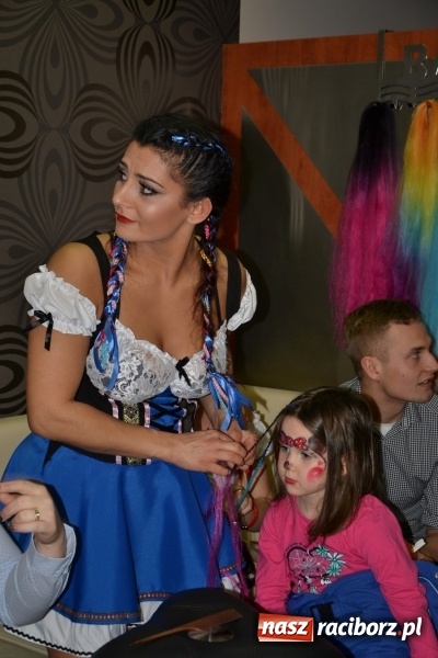 Zdjęcie w galerii na portalu naszraciborz.pl: Studio Sztuki Fryzjerskiej Luiza z Tworkowa strzygło i modelowało w rytm Wielkiej Orkiestry Świątecznej Pomocy wiadomości z regionu