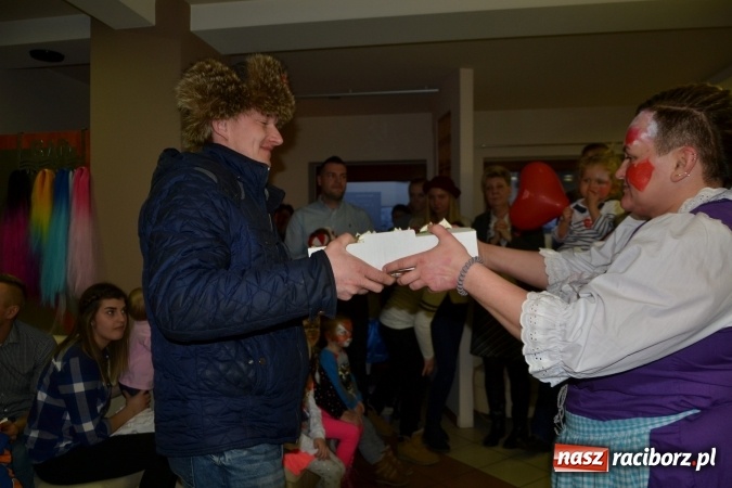 Zdjęcie w galerii na portalu naszraciborz.pl: Studio Sztuki Fryzjerskiej Luiza z Tworkowa strzygło i modelowało w rytm Wielkiej Orkiestry Świątecznej Pomocy wiadomości z regionu