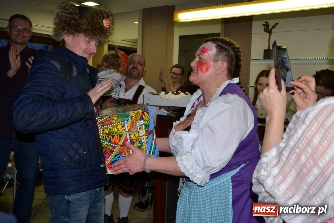 Zdjęcie w galerii na portalu naszraciborz.pl: Studio Sztuki Fryzjerskiej Luiza z Tworkowa strzygło i modelowało w rytm Wielkiej Orkiestry Świątecznej Pomocy wiadomości z regionu