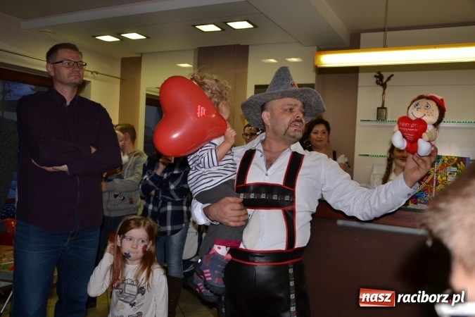 Zdjęcie w galerii na portalu naszraciborz.pl: Studio Sztuki Fryzjerskiej Luiza z Tworkowa strzygło i modelowało w rytm Wielkiej Orkiestry Świątecznej Pomocy wiadomości z regionu