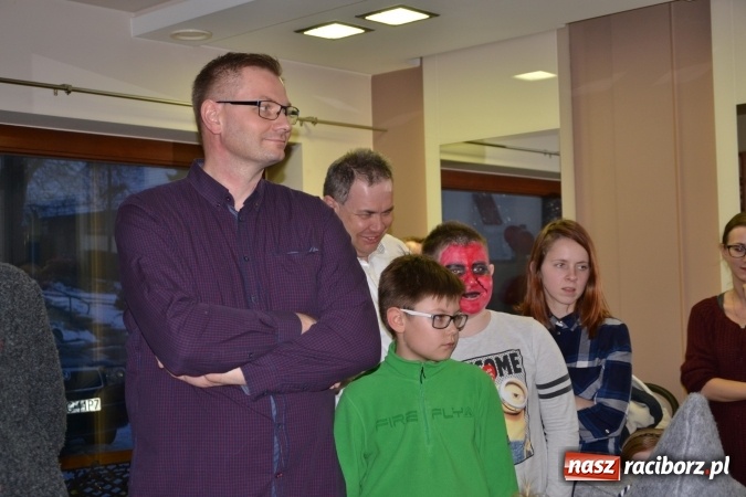 Zdjęcie w galerii na portalu naszraciborz.pl: Studio Sztuki Fryzjerskiej Luiza z Tworkowa strzygło i modelowało w rytm Wielkiej Orkiestry Świątecznej Pomocy wiadomości z regionu