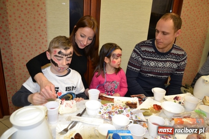 Zdjęcie w galerii na portalu naszraciborz.pl: Studio Sztuki Fryzjerskiej Luiza z Tworkowa strzygło i modelowało w rytm Wielkiej Orkiestry Świątecznej Pomocy wiadomości z regionu