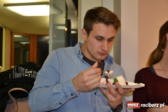 Zdjęcie w galerii na portalu naszraciborz.pl: Studio Sztuki Fryzjerskiej Luiza z Tworkowa strzygło i modelowało w rytm Wielkiej Orkiestry Świątecznej Pomocy wiadomości z regionu