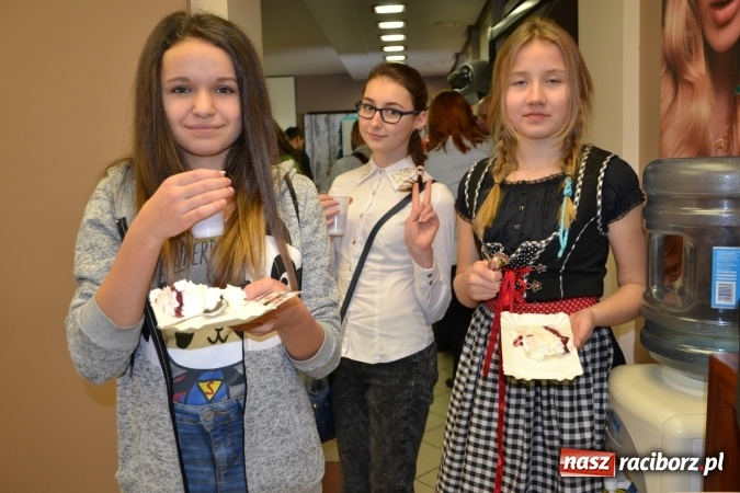 Zdjęcie w galerii na portalu naszraciborz.pl: Studio Sztuki Fryzjerskiej Luiza z Tworkowa strzygło i modelowało w rytm Wielkiej Orkiestry Świątecznej Pomocy wiadomości z regionu