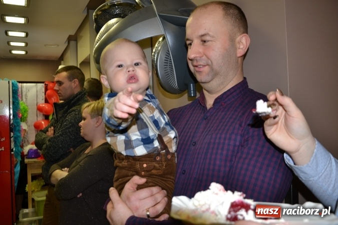 Zdjęcie w galerii na portalu naszraciborz.pl: Studio Sztuki Fryzjerskiej Luiza z Tworkowa strzygło i modelowało w rytm Wielkiej Orkiestry Świątecznej Pomocy wiadomości z regionu