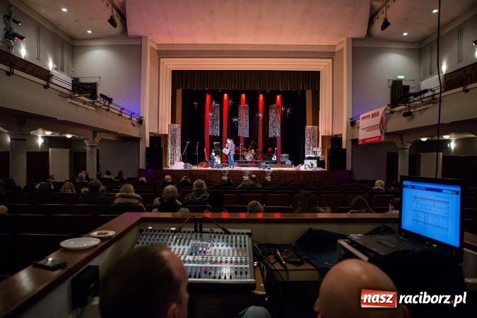 Zdjęcie w galerii na portalu naszraciborz.pl: Wielka Orkiestra Świątecznej Pomocy zagrała po raz 25. Światełko do nieba&nbsp; wiadomości z regionu
