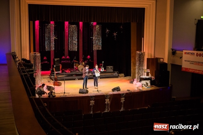 Zdjęcie w galerii na portalu naszraciborz.pl: Wielka Orkiestra Świątecznej Pomocy zagrała po raz 25. Światełko do nieba&nbsp; wiadomości z regionu
