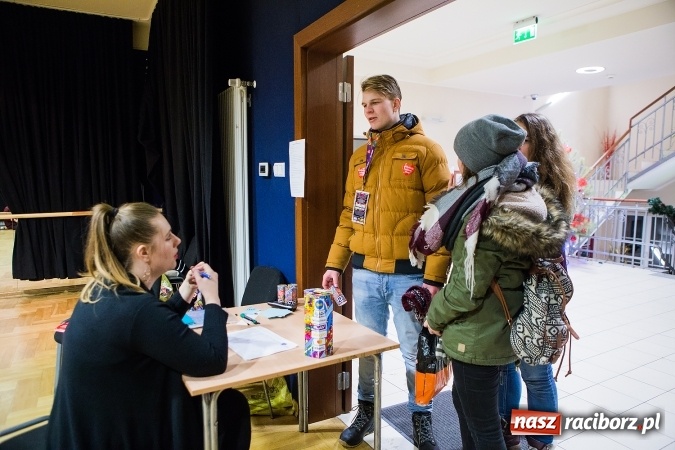 Zdjęcie w galerii na portalu naszraciborz.pl: Wielka Orkiestra Świątecznej Pomocy zagrała po raz 25. Światełko do nieba&nbsp; wiadomości z regionu