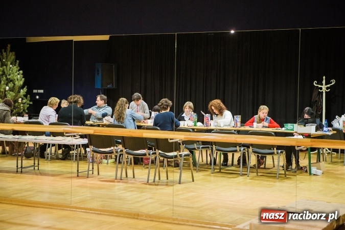 Zdjęcie w galerii na portalu naszraciborz.pl: Wielka Orkiestra Świątecznej Pomocy zagrała po raz 25. Światełko do nieba&nbsp; wiadomości z regionu