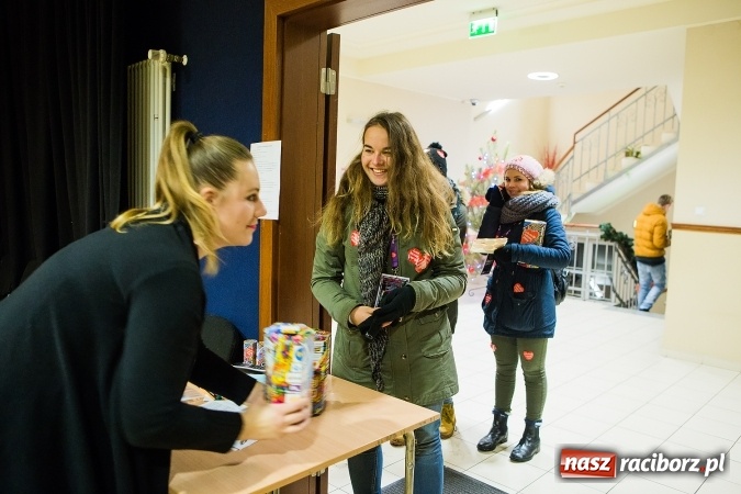 Zdjęcie w galerii na portalu naszraciborz.pl: Wielka Orkiestra Świątecznej Pomocy zagrała po raz 25. Światełko do nieba&nbsp; wiadomości z regionu