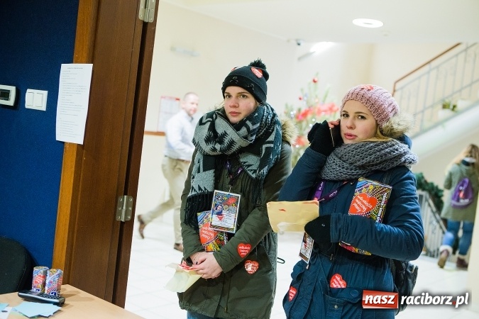 Zdjęcie w galerii na portalu naszraciborz.pl: Wielka Orkiestra Świątecznej Pomocy zagrała po raz 25. Światełko do nieba&nbsp; wiadomości z regionu