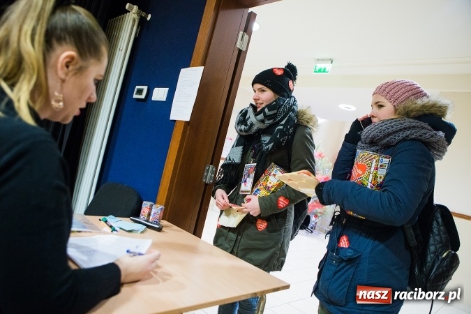 Zdjęcie w galerii na portalu naszraciborz.pl: Wielka Orkiestra Świątecznej Pomocy zagrała po raz 25. Światełko do nieba&nbsp; wiadomości z regionu