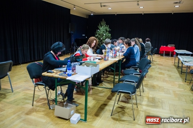 Zdjęcie w galerii na portalu naszraciborz.pl: Wielka Orkiestra Świątecznej Pomocy zagrała po raz 25. Światełko do nieba&nbsp; wiadomości z regionu