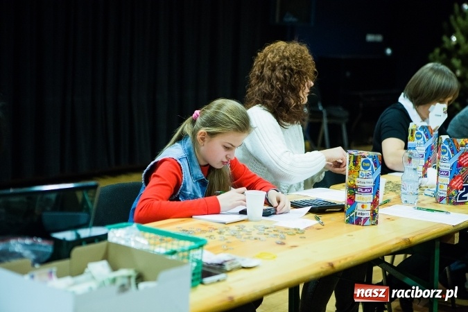 Zdjęcie w galerii na portalu naszraciborz.pl: Wielka Orkiestra Świątecznej Pomocy zagrała po raz 25. Światełko do nieba&nbsp; wiadomości z regionu