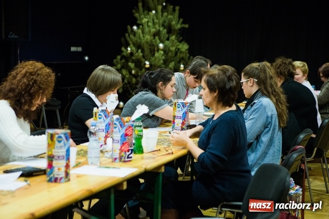 Zdjęcie w galerii na portalu naszraciborz.pl: Wielka Orkiestra Świątecznej Pomocy zagrała po raz 25. Światełko do nieba&nbsp; wiadomości z regionu