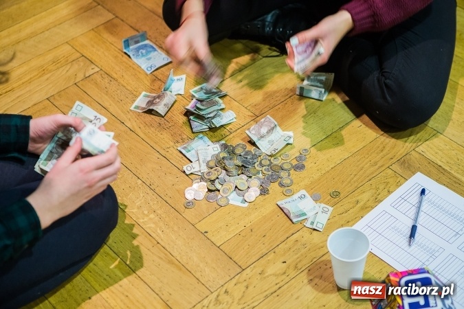 Zdjęcie w galerii na portalu naszraciborz.pl: Wielka Orkiestra Świątecznej Pomocy zagrała po raz 25. Światełko do nieba&nbsp; wiadomości z regionu