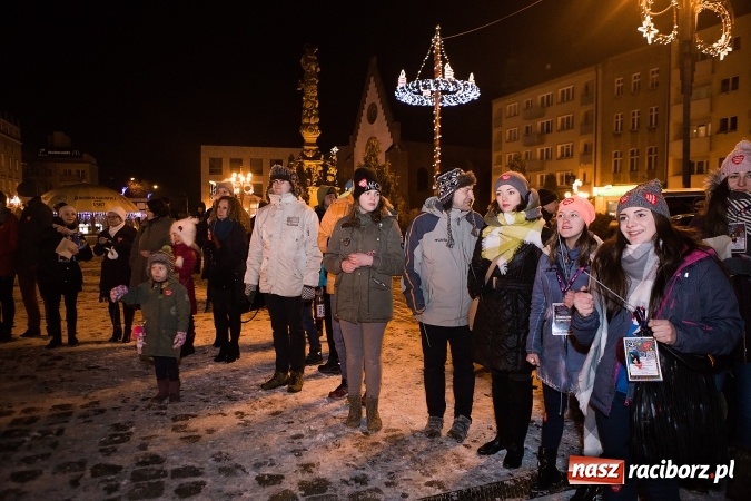 Zdjęcie w galerii na portalu naszraciborz.pl: Wielka Orkiestra Świątecznej Pomocy zagrała po raz 25. Światełko do nieba&nbsp; wiadomości z regionu