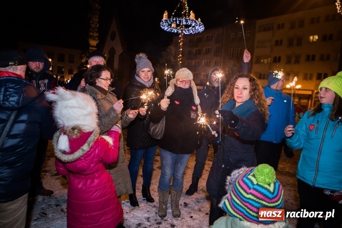 Zdjęcie w galerii na portalu naszraciborz.pl: Wielka Orkiestra Świątecznej Pomocy zagrała po raz 25. Światełko do nieba&nbsp; wiadomości z regionu