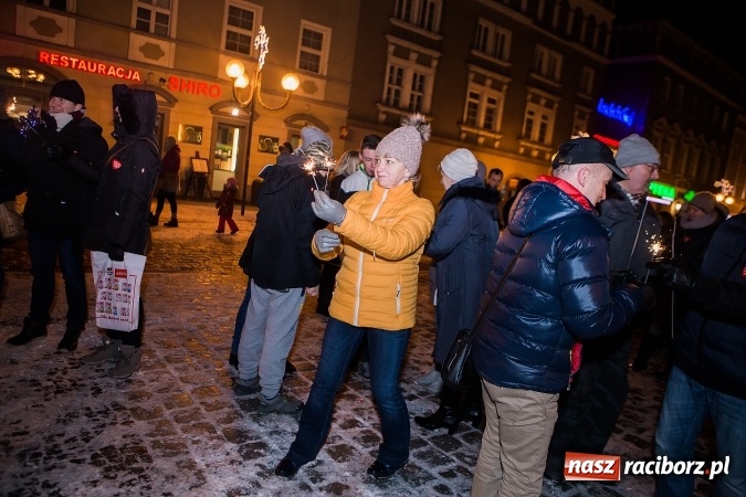 Zdjęcie w galerii na portalu naszraciborz.pl: Wielka Orkiestra Świątecznej Pomocy zagrała po raz 25. Światełko do nieba&nbsp; wiadomości z regionu