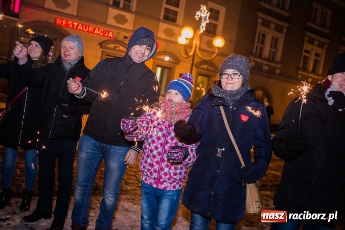 Zdjęcie w galerii na portalu naszraciborz.pl: Wielka Orkiestra Świątecznej Pomocy zagrała po raz 25. Światełko do nieba&nbsp; wiadomości z regionu