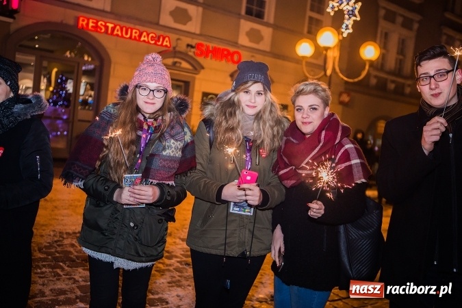 Zdjęcie w galerii na portalu naszraciborz.pl: Wielka Orkiestra Świątecznej Pomocy zagrała po raz 25. Światełko do nieba&nbsp; wiadomości z regionu