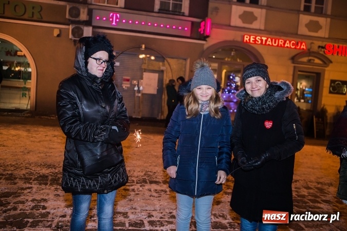 Zdjęcie w galerii na portalu naszraciborz.pl: Wielka Orkiestra Świątecznej Pomocy zagrała po raz 25. Światełko do nieba&nbsp; wiadomości z regionu