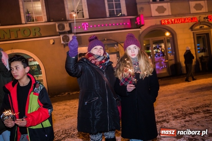 Zdjęcie w galerii na portalu naszraciborz.pl: Wielka Orkiestra Świątecznej Pomocy zagrała po raz 25. Światełko do nieba&nbsp; wiadomości z regionu