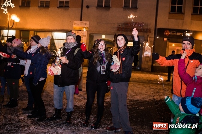 Zdjęcie w galerii na portalu naszraciborz.pl: Wielka Orkiestra Świątecznej Pomocy zagrała po raz 25. Światełko do nieba&nbsp; wiadomości z regionu