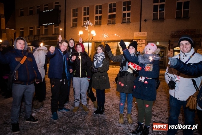 Zdjęcie w galerii na portalu naszraciborz.pl: Wielka Orkiestra Świątecznej Pomocy zagrała po raz 25. Światełko do nieba&nbsp; wiadomości z regionu