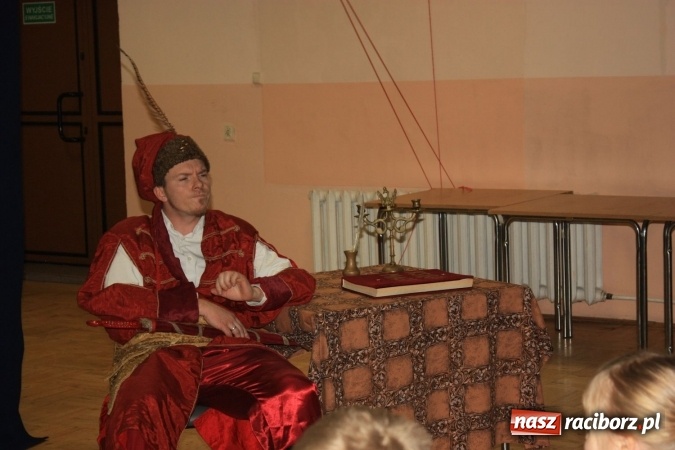 Zdjęcie w galerii na portalu naszraciborz.pl: Pan Twardowski na początek ferii w gminie Krzanowice wiadomości z regionu